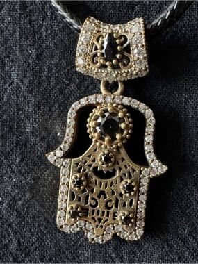 Antique-Style Hamsa Hand Pendant Necklace – Black and Gold